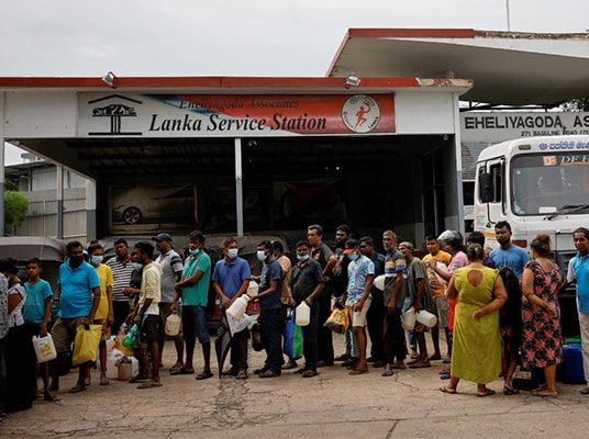 श्रीलंकामा पेट्रोलकाे मूल्य प्रतिलिटर ६० र डिजलकाे ८० रुपैयाँले घट्याे