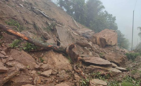 च्यास्मिटारमा पहिरो जाँदा मध्य पहाडी लोक मार्ग पूर्ण अवरुद्ध