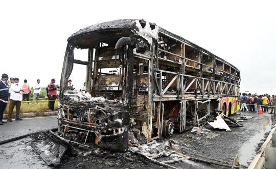 दक्षिण भारतमा बस आगलागीमा कम्तीमा २५ जनाको मृत्यु !