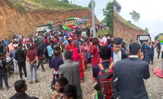 बसले च्याप्दा छोरीको ज्यान गयो, आमा गम्भिर घाइते !