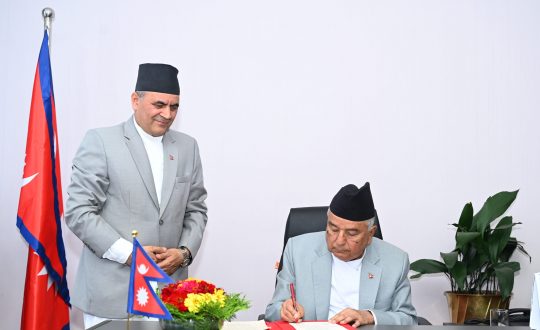 निर्वाचन आयोगले निर्वाचन परिणामसहितको समग्र प्रतिवेदन राष्ट्रपतिलाई बुझाउँदै