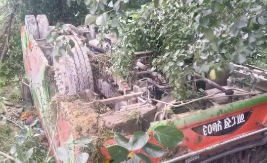 धनगढीबाट काठमाडाैं हिडेको बस बनकसबासमा दुर्घटना, २२ जना घाइते