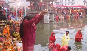 मिथिलामा आज अस्ताउँदो सूर्यलाई अर्घ दिँदै चैती छठ पर्व मनाइँदै