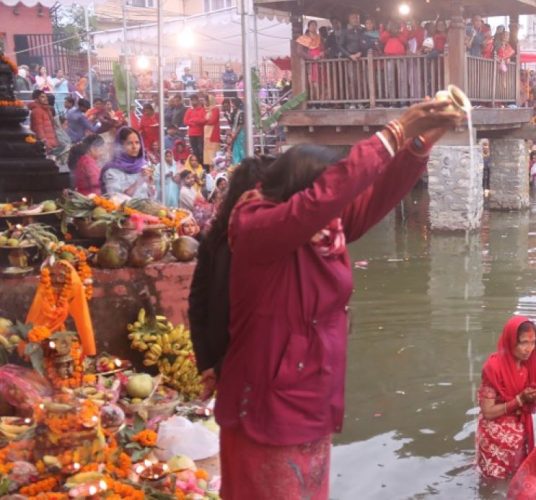 मिथिलामा आज अस्ताउँदो सूर्यलाई अर्घ दिँदै चैती छठ पर्व मनाइँदै
