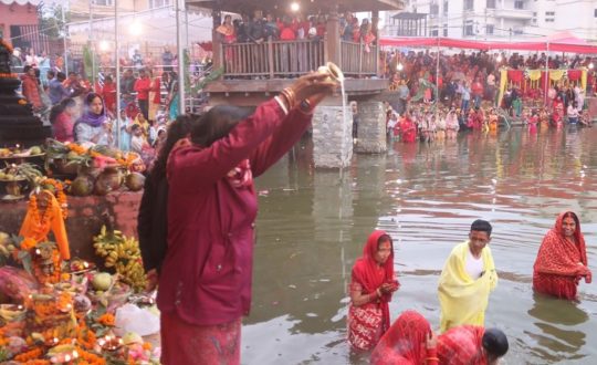 मिथिलामा आज अस्ताउँदो सूर्यलाई अर्घ दिँदै चैती छठ पर्व मनाइँदै