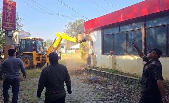 पूर्वमन्त्री दीपक खड्काले बनाएका संरचनामा महानगरको डोजर