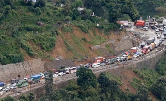 नागढुङ्गा नौबिसे सडक दैनिक पाँच घण्टा बन्द हुने