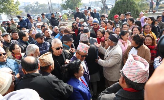 कांग्रेसमा आधिकारिकता विवाद : देउवा पक्षका नेताहरू निर्वाचन आयोग पुगे