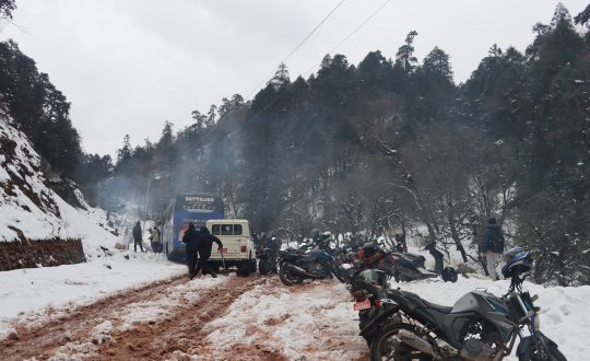 हिमपातका कारण मध्यपहाडी लोकमार्ग अवरुद्ध