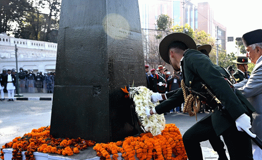 राष्ट्रपतिद्वारा राष्ट्र निर्माताको सालिकमा पुष्पहार अर्पण