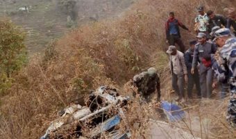 रामेछाप दुर्घटनामा मतदानअधिकृतसहित दुई जनाको ज्यान गयो, ७ जनालाई हेलिकप्टरबाट काठमाडौं ल्याइयो