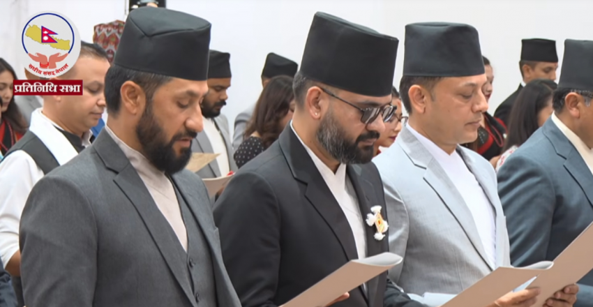 प्रतिनिधिसभाका नवनिर्वाचित सांसदहरूले लिए शपथ