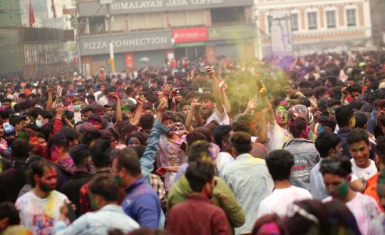 हिमाल तथा  पहाडमा हर्षोल्लासका साथ मनाइँदै होली, कुन देशमा कसरी मनाइन्छ ?