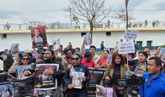 हिंसापीडित महिलाका लागि न्याय माग्दै राष्ट्रिय महिला आयोगमा नाराबाजी