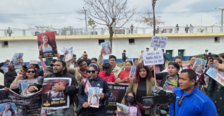 हिंसापीडित महिलाका लागि न्याय माग्दै राष्ट्रिय महिला आयोगमा नाराबाजी