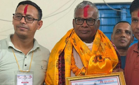 धनुषा-१ मा नेकपाका मातृका यादवले पाए निर्वाचित भएको प्रमाणपत्र