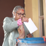 प्रधानमन्त्री कार्कीले धापासी मतदान केन्द्र पुगेर गरिन् मतदान