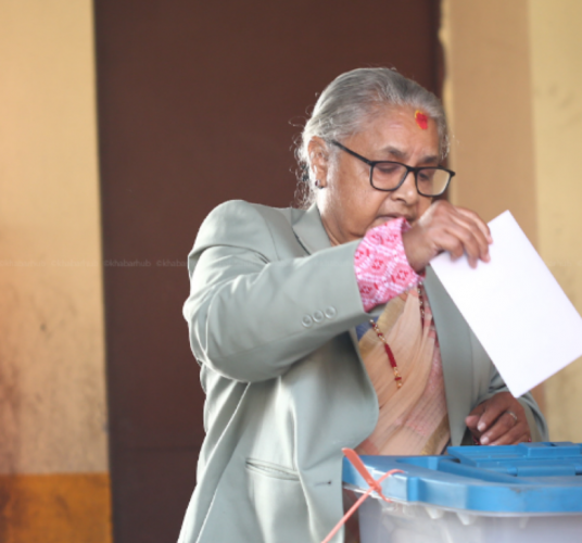 प्रधानमन्त्री कार्कीले धापासी मतदान केन्द्र पुगेर गरिन् मतदान