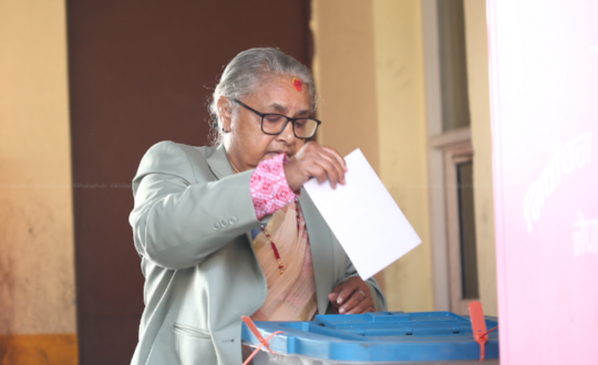 प्रधानमन्त्री कार्कीले धापासी मतदान केन्द्र पुगेर गरिन् मतदान