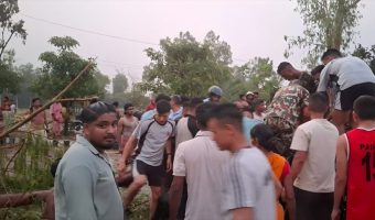 टेम्पोमाथि रुख ढल्दा दुई जनाको ज्यान गयो, तीन गम्भीर घाइते