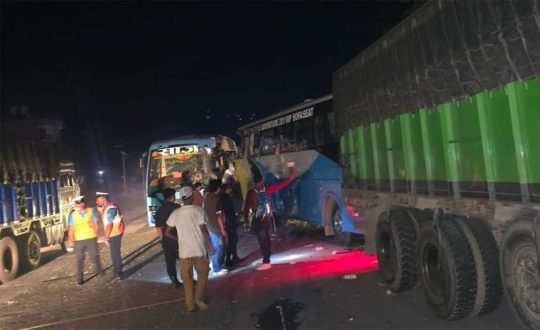 धादिङमा तीन वटा सवारी साधन एकापसमा ठोक्किँदा ३७ यात्रु घाइते