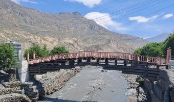 जोमसोमको काठेपुल र आसपासको दृश्य
