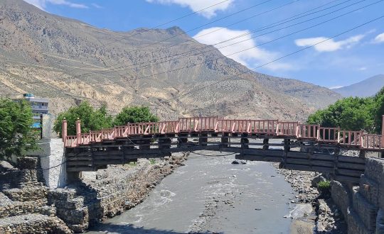 जोमसोमको काठेपुल र आसपासको दृश्य