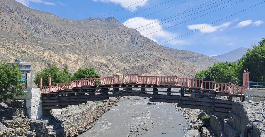 जोमसोमको काठेपुल र आसपासको दृश्य