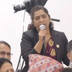 न्यायाधीशलाई सांसद समीक्षा बाँस्कोटाले चुनौती दिँदै भनिन्- राजनीति नै गर्ने भए कोट खोलेर आउनुस्