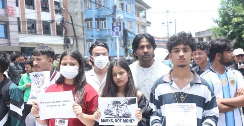 कक्षा १२ को नतिजाप्रति विद्यार्थी असन्तुष्ट, माइतीघरमा प्रदर्शन