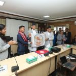 सगरमाथाको शिखरमा फहराइएको संघीय संसद्को झण्डा सभामुख र अध्यक्षलाई हस्तान्तरण