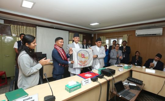 सगरमाथाको शिखरमा फहराइएको संघीय संसद्को झण्डा सभामुख र अध्यक्षलाई हस्तान्तरण