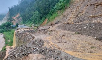 बाढी पहिरोले देशका विभिन्न राजमार्गमा सवारी आवागमन प्रभावित