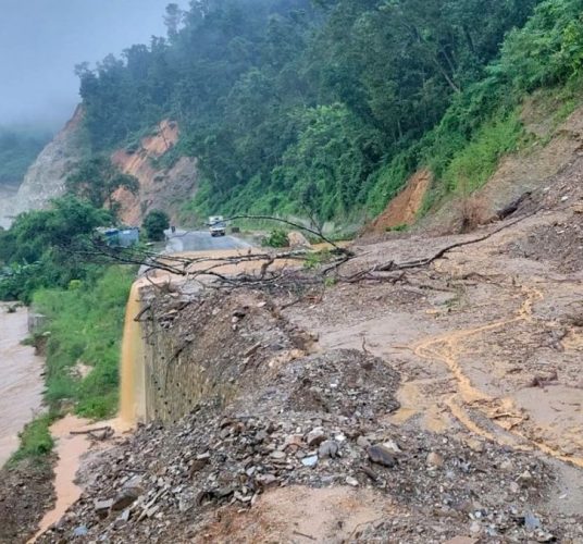 बाढी पहिरोले देशका विभिन्न राजमार्गमा सवारी आवागमन प्रभावित