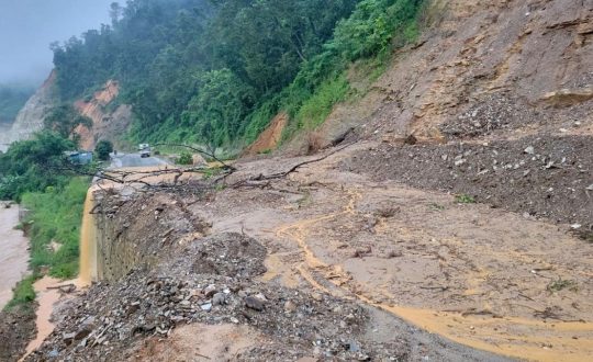 बाढी पहिरोले देशका मुख्य राजमार्गमा सवारी आवागमन प्रभावित