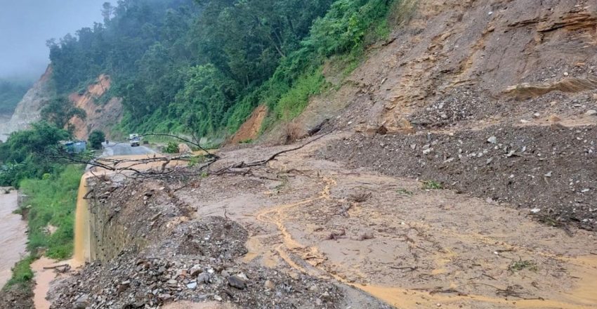 बाढी पहिरोले देशका विभिन्न राजमार्गमा सवारी आवागमन प्रभावित