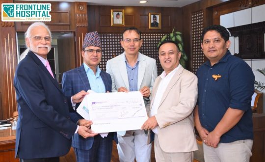 भोटेकोशी बाढी प्रभावितका लागि फ्रन्टलाइन अस्पतालद्वारा उद्धार कोषमा सहयोग