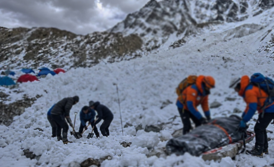 हिम्लुङ बेस क्याम्प हिमपहिरोः सम्पर्कविहीन १२ मध्ये चार मृत फेला