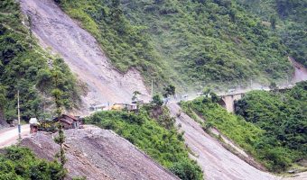 पहिरोका कारण मुग्लिन–नारायणगढ सडक, बीपी राजमार्ग र पृथ्वी राजमार्ग अवरुद्ध