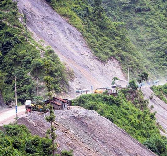 पहिरोका कारण मुग्लिन–नारायणगढ सडक, बीपी राजमार्ग र पृथ्वी राजमार्ग अवरुद्ध