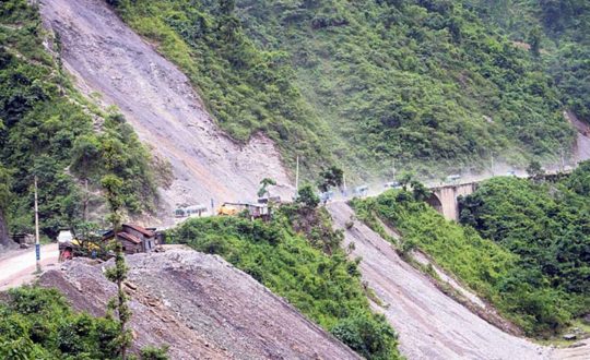 पहिरोका कारण मुग्लिन–नारायणगढ सडक, बीपी राजमार्ग र पृथ्वी राजमार्ग अवरुद्ध