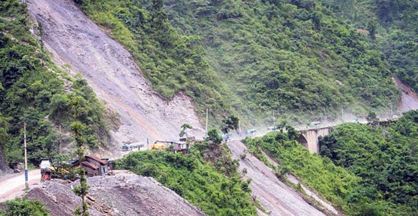 पहिरोका कारण मुग्लिन–नारायणगढ सडक, बीपी राजमार्ग र पृथ्वी राजमार्ग अवरुद्ध