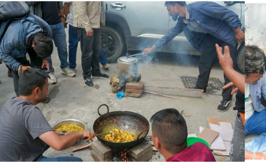 ग्यास अभाव भएपछि अनौठो विरोधको शैली, दाउरा बालेर क्याम्पस अगाडि खाना